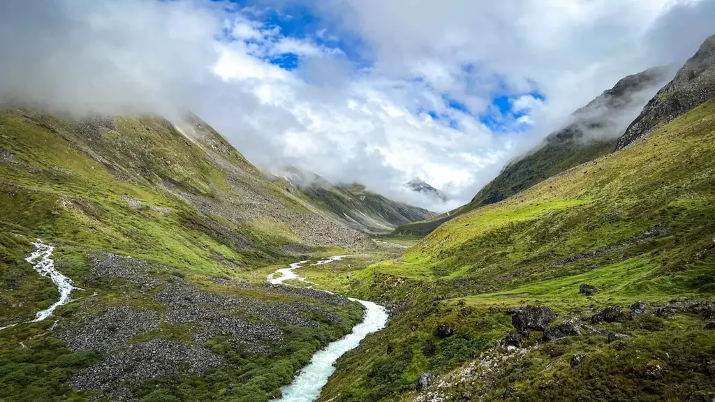 High-altitude trail terrain typical of the Laya Gasa trekking route